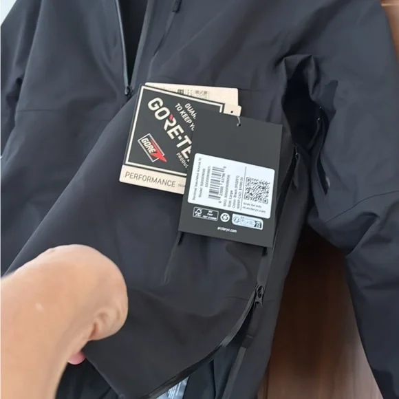 Arc'teryx Women's black Ski Jacket - Picture 2 of 6